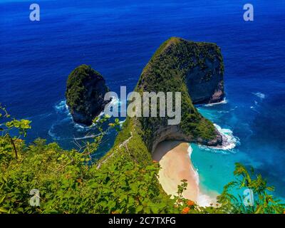 Bella spiaggia di Klingking e rocce sull'isola di Nusa Penida vicino all'isola di Bali in Indonesia, foto di paesaggio di spiaggia di Klingking a nusa Peni Foto Stock