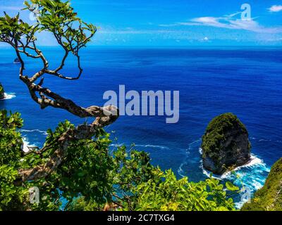 Bella spiaggia di Klingking e rocce sull'isola di Nusa Penida vicino all'isola di Bali in Indonesia, foto di paesaggio di spiaggia di Klingking a nusa Peni Foto Stock