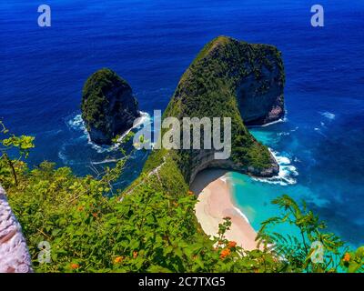 Bella spiaggia di Klingking e rocce sull'isola di Nusa Penida vicino all'isola di Bali in Indonesia, foto di paesaggio di spiaggia di Klingking a nusa Peni Foto Stock