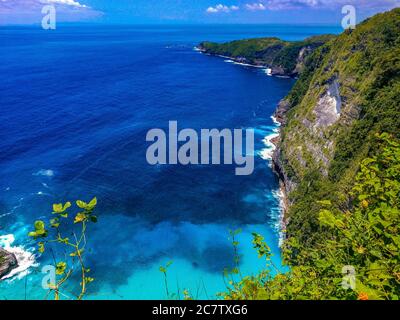 Bella spiaggia di Klingking e rocce sull'isola di Nusa Penida vicino all'isola di Bali in Indonesia, foto di paesaggio di spiaggia di Klingking a nusa Peni Foto Stock