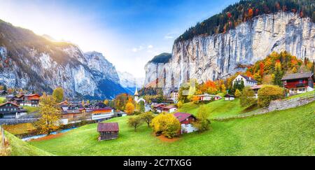 Affascinante vista autunnale della valle di Lauterbrunnen con la splendida cascata di Staubbach e le Alpi svizzere sullo sfondo. Ubicazione: Lauterbrunnen villaggio, Foto Stock