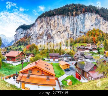 Vista mozzafiato sulla valle di Lauterbrunnen con la splendida cascata di Staubbach e le Alpi svizzere sullo sfondo. Ubicazione: Lauterbrunnen villaggio, Foto Stock