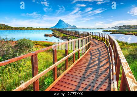 Alba da un passaggio pedonale alla spiaggia di Porto Taverna. Ubicazione: Loiri Porto San Paolo, provincia Olbia Tempio, Sardegna, Italia, Europa Foto Stock