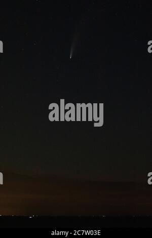 C/2020 F3 (NEOWISE) o Comet NEOWISE visto sopra l'estuario del Tamigi in Inghilterra, 17 luglio 2020. Foto Stock