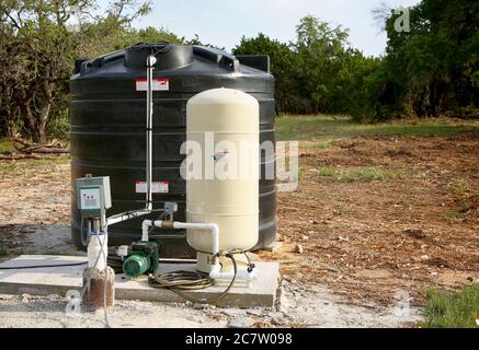 Acqua profonda ben allestita, costruzione lato paese. Pozzetto di estrazione con pressostato e serbatoio di stoccaggio. Foto Stock