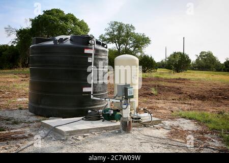 Acqua profonda ben allestita, costruzione lato paese. Pozzetto di estrazione con pressostato e serbatoio di stoccaggio. Foto Stock