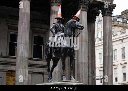 Famosa statua del Duca di Wellington con coni stradali in testa in Royal Exchange Square, Glasgow, Scozia, Regno Unito Foto Stock