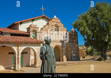 Missione San Antonio De Padova è una remota missione cattolica spagnola a sud di King City California, con splendidi giardini e architettura fondata nel 1771. Foto Stock