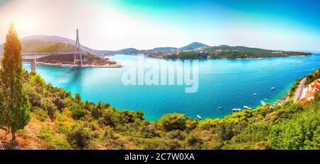 Panorama di un suggestivo ponte di Franjo Tudjman e di una laguna blu con il porto di Dubrovnik. Ubicazione: Dubrovnik, Dubrovnik-Neretva County, Croazia, Europa Foto Stock