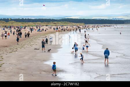 Vista lungo la trafficata West Beach a St Andrews in estate, Scozia, Regno Unito Foto Stock