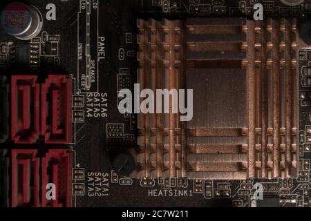 Primo piano del dissipatore di calore del chipset in alluminio sulla scheda madre Foto Stock