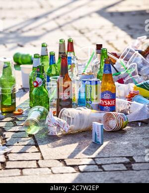 Szczecin, Polonia - 19 luglio 2020: Dopo la festa bottiglie di birra e spazzatura sinistra sul marciapiede del viale dell'isola di Lasztownia. Foto Stock