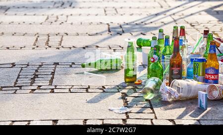 Szczecin, Polonia - 19 luglio 2020: Dopo la festa bottiglie di birra e spazzatura sinistra sul marciapiede del viale dell'isola di Lasztownia. Foto Stock