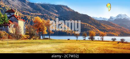 Fantastica vista autunnale del castello di Crap da Sass sul lago Silvaplana. Ubicazione: Silvaplana, distretto di Maloya, regione Engadina, Cantone Grigioni, Svizzera, Foto Stock