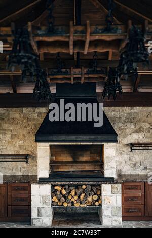 Forno a barbecue. Grande forno grill interno, con legno sotto di esso Foto Stock