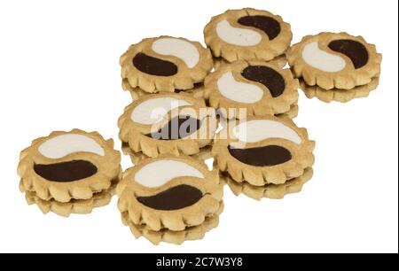 Biscotti al cioccolato e crema isolati su bianco Foto Stock