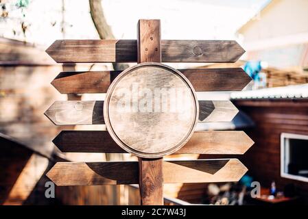 Indicatore di pista in legno sulla strada nel bosco soleggiato estate Foto Stock