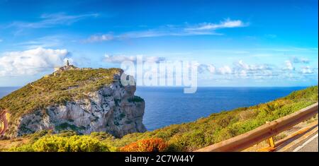 Fantastica vista mattutina sul faro di cacccia cape. Fantastico mare Mediterraneo. Ubicazione: Alghero, Provincia di Sassari, Italia, Europa Foto Stock