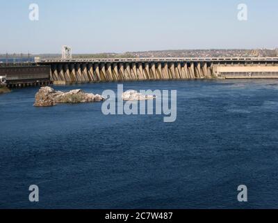 Paesaggio dall'isola Khortytsya Zaporozhye sulla centrale idroelettrica sul fiume Dnieper in Ucraina Foto Stock