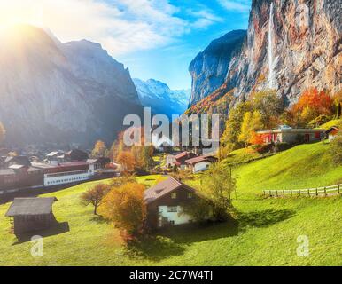 Vista mozzafiato sulla valle di Lauterbrunnen con la splendida cascata di Staubbach e le Alpi svizzere sullo sfondo. Ubicazione: Lauterbrunnen villaggio, Foto Stock