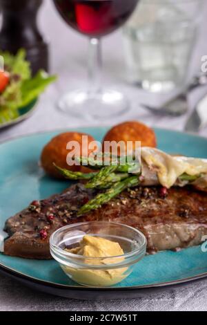 asparagi verdi su una bistecca Foto Stock