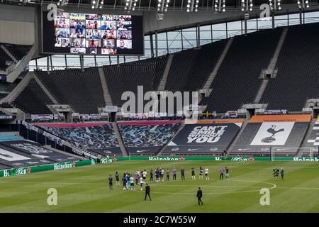 Londra, Regno Unito. 19 luglio 2020. I giocatori e il personale di Tottenham si riuniscono nel cerchio centrale per ascoltare i messaggi dei fan che vengono mostrati sugli schermi dopo la partita della Premier League tra Tottenham Hotspur e Leicester City allo stadio Tottenham Hotspur il 19 luglio 2020 a Londra, Inghilterra. (Foto di Daniel Chesterton/phcimages.com) Credit: PHC Images/Alamy Live News Foto Stock