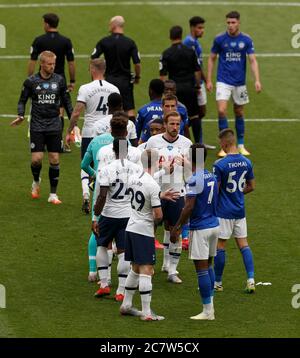 Londra, Regno Unito. 19 luglio 2020. I giocatori si stringono le mani dopo la partita della Premier League tra Tottenham Hotspur e Leicester City allo stadio Tottenham Hotspur il 19 luglio 2020 a Londra, Inghilterra. (Foto di Daniel Chesterton/phcimages.com) Credit: PHC Images/Alamy Live News Foto Stock