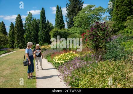 Hampshire, Inghilterra, Regno Unito. 2020. I visitatori che osservano piante da letto miste e arbusti presso gli Hilliers Gardens vicino a Winchester, Regno Unito. Foto Stock