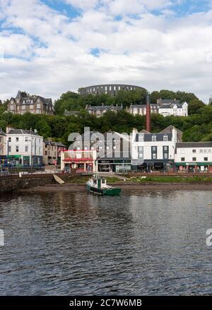 Oban, Argyll, Scozia, Regno Unito. Luglio 2020. La McCaigs Tower sorge in cima alla collina e si affaccia sul lungomare della città portuale di Oban. Porta d'ingresso alle isole. Foto Stock