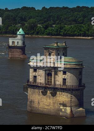 Saint Louis, MO--18 luglio 2020; il castello di granito e di rame come le strutture e le torri di aspirazione ex città impianti idrici si trovano nel fiume Mississippi i Foto Stock