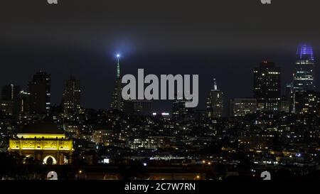 Skyline notturno di San Francisco visto da sopra il Crissy Field Foto Stock