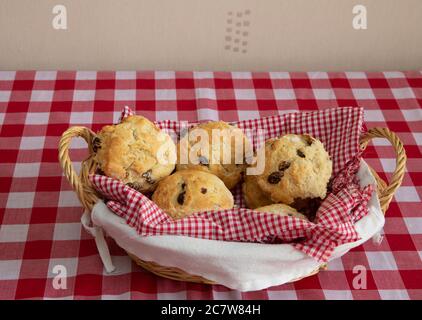 Focaccine di frutta appena sfornate in un cesto di vimini Foto Stock