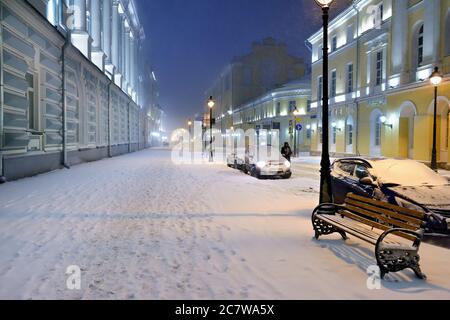 MOSCA, RUSSIA - 17 GENNAIO 2016: Vista Nikitskaya strada durante una nevicata pesante la notte invernale. Il maltempo è molto tipico di Mosca, il nord Foto Stock