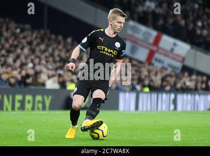 LONDRA, INGHILTERRA - 2 FEBBRAIO 2020: Oleksandr Zinchenko della città è stato ritratto durante il gioco della Premier League 2019/20 tra Tottenham Hotspur e Manchester City allo stadio Tottenham Hotspur. Foto Stock