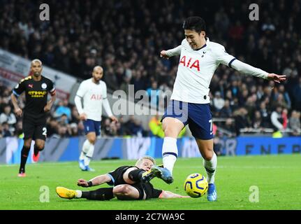 LONDRA, INGHILTERRA - 2 FEBBRAIO 2020: Oleksandr Zinchenko di City e Heung-min Son di Tottenham raffigurato durante la partita della Premier League 2019/20 tra Tottenham Hotspur e Manchester City allo stadio Tottenham Hotspur. Foto Stock