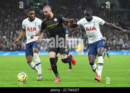 LONDRA, INGHILTERRA - 2 FEBBRAIO 2020: Japhet Tanganga di Tottenham, Kyle Walker di City e Davinson Sanchez di Tottenham hanno ritratto durante il gioco della Premier League 2019/20 tra Tottenham Hotspur e Manchester City al Tottenham Hotspur Stadium. Foto Stock