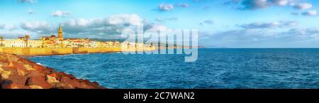 Meraviglioso paesaggio serale della parte storica della città di Alghero. Fantastico mare Mediterraneo. Ubicazione: Alghero, Provincia di Sassari, Italia, EUR Foto Stock