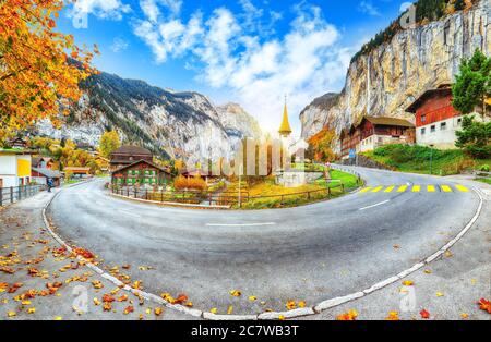 Vista mozzafiato sulla valle di Lauterbrunnen con la splendida cascata di Staubbach e le Alpi svizzere sullo sfondo. Ubicazione: Lauterbrunnen villaggio, Foto Stock