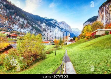 Affascinante vista autunnale della valle di Lauterbrunnen con la splendida cascata di Staubbach e le Alpi svizzere sullo sfondo. Ubicazione: Lauterbrunnen villaggio, Foto Stock
