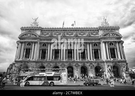 Parigi, Francia - 02 giugno 2017: Facciata del Palais Garnier. Accademia nazionale di musica. Opera balletto teatro edificio. Monumento storico. Architettura e struttura. Capolavoro architettonico. Visita guidata. Foto Stock