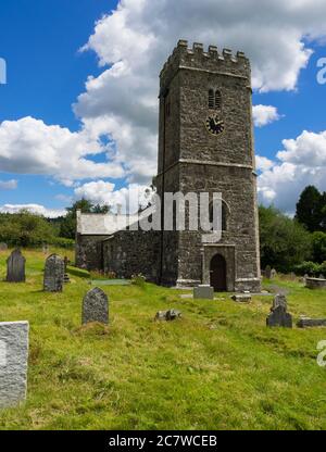 Chiesa di San Pietro, Buckland-in-the-Moor, Dartmoor, Devon, Regno Unito. Famoso per il suo singolare quadrante orologio che recita la scritta mia Cara Madre. Foto Stock