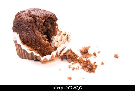 Muffin al cioccolato semitinatati su sfondo bianco Foto Stock