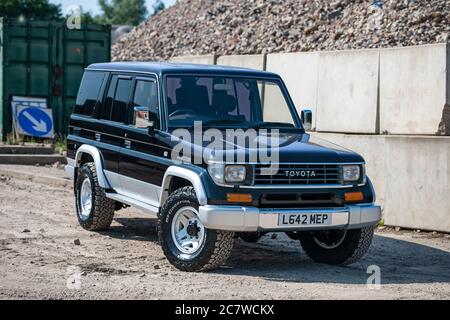 1993 Toyota Land Cruiser Prado parcheggiato in cantiere Foto Stock