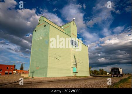 Stavely, Alberta - 17 luglio 2020: L'ultimo elevatore di grano rimasto a Stavely, Alberta. Gli elevatori di grano una volta hanno coperto le praterie ma la maggior parte sono stati t Foto Stock