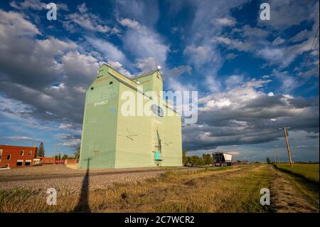 Stavely, Alberta - 17 luglio 2020: L'ultimo elevatore di grano rimasto a Stavely, Alberta. Gli elevatori di grano una volta hanno coperto le praterie ma la maggior parte sono stati t Foto Stock