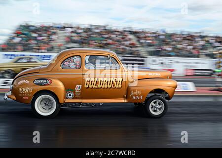 1941 dragster Ford 'Gold Rush' gasser all'autodromo di Santa Pod Foto Stock