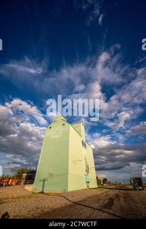 Stavely, Alberta - 17 luglio 2020: L'ultimo elevatore di grano rimasto a Stavely, Alberta. Gli elevatori di grano una volta hanno coperto le praterie ma la maggior parte sono stati t Foto Stock