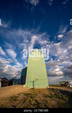 Stavely, Alberta - 17 luglio 2020: L'ultimo elevatore di grano rimasto a Stavely, Alberta. Gli elevatori di grano una volta hanno coperto le praterie ma la maggior parte sono stati t Foto Stock