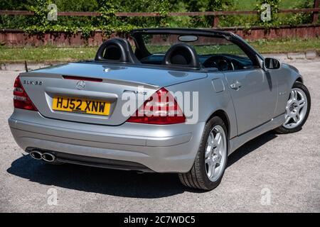 Mercedes Benz SLK 32 AMG parcheggiata in un parcheggio di campagna in ghiaia nel Derbyshire in una giornata di sole Foto Stock