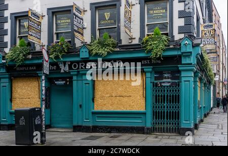 Il Norseman Pub a Temple Bar, Dublino. Di solito sronchiava il venerdì pomeriggio ma si era fermata a causa dell'epidemia di coronavirus. Foto Stock